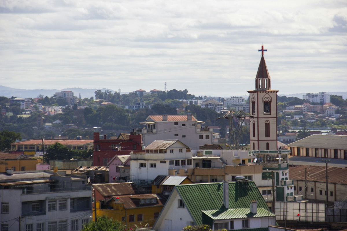 Vue sur les quartiers d'Antananarivo et le clocher d'une église