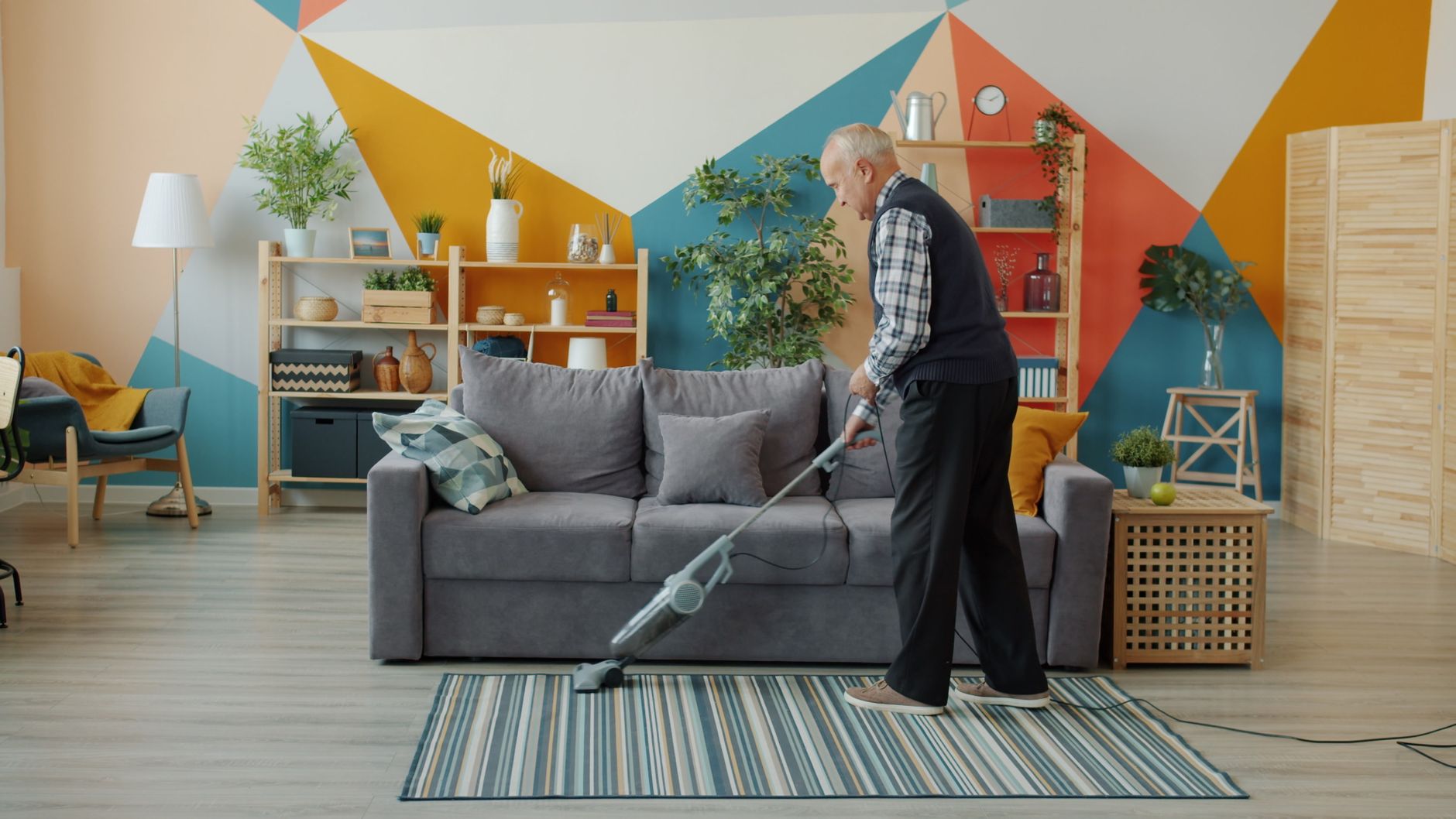 Tendances déco 2023 : osez le vert olive et les motifs audacieux !