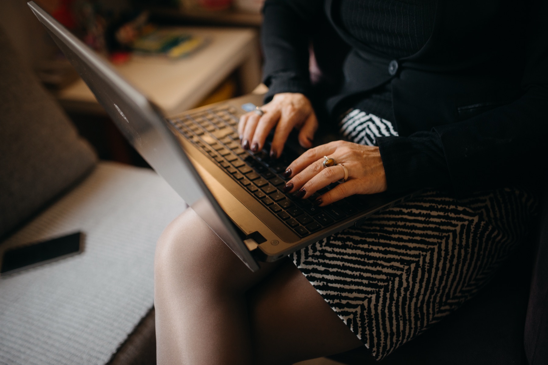 personne travaillant sur un ordinateur portable, gestion d'une activité depuis son bureau