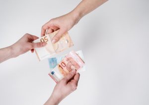 Microcrédit ou épargne : quel choix pour lancer une