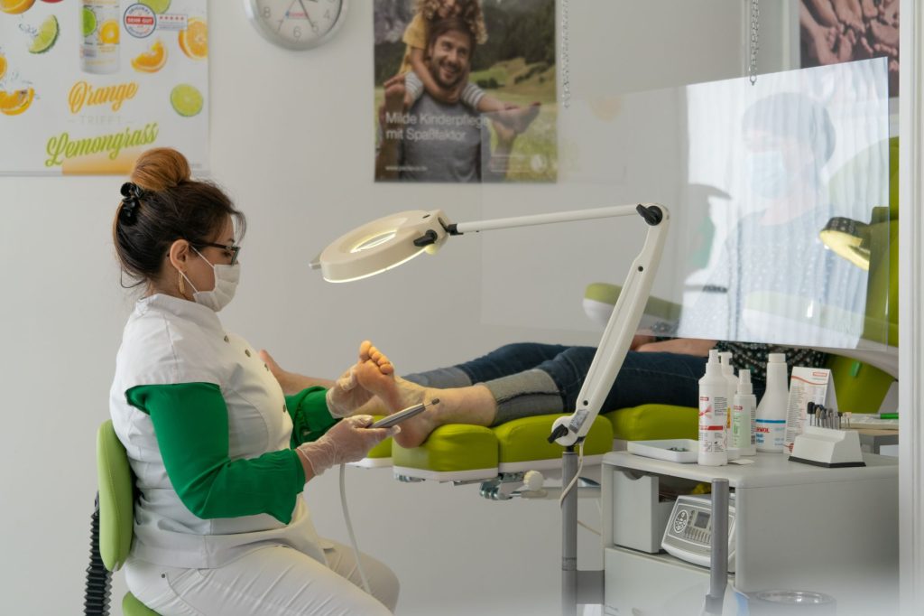 Quand consulter un podologue : signes, âge et bons gestes