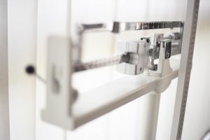 Évitez les chutes : Comment évaluer votre équilibre à domicile ?