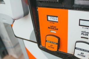 Comment les prix du carburant fluctuent selon les jours de la semaine