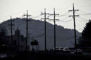 Ces câbles noirs sur les routes : à quoi servent-ils ?