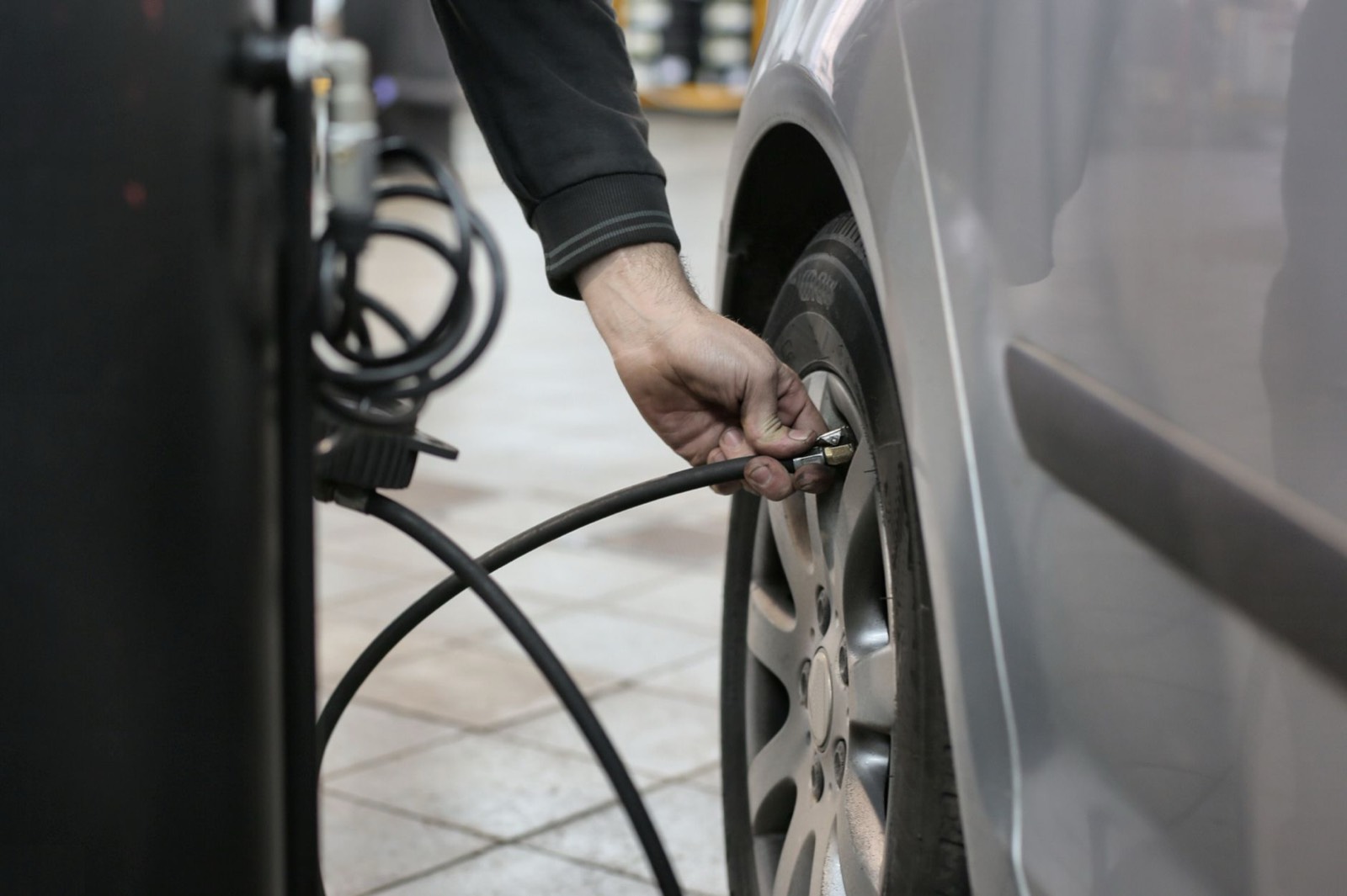 Manomètre vérifiant la pression d'un pneu de voiture