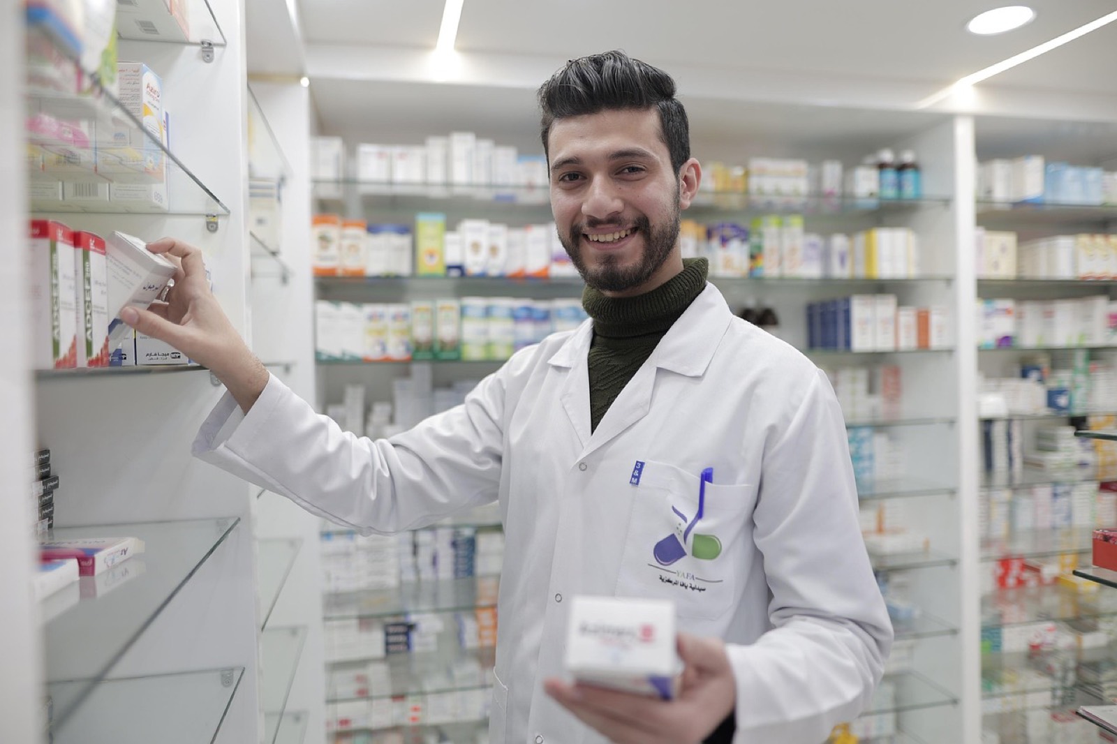 comptoir de pharmacie avec consultation sur un complément alimentaire