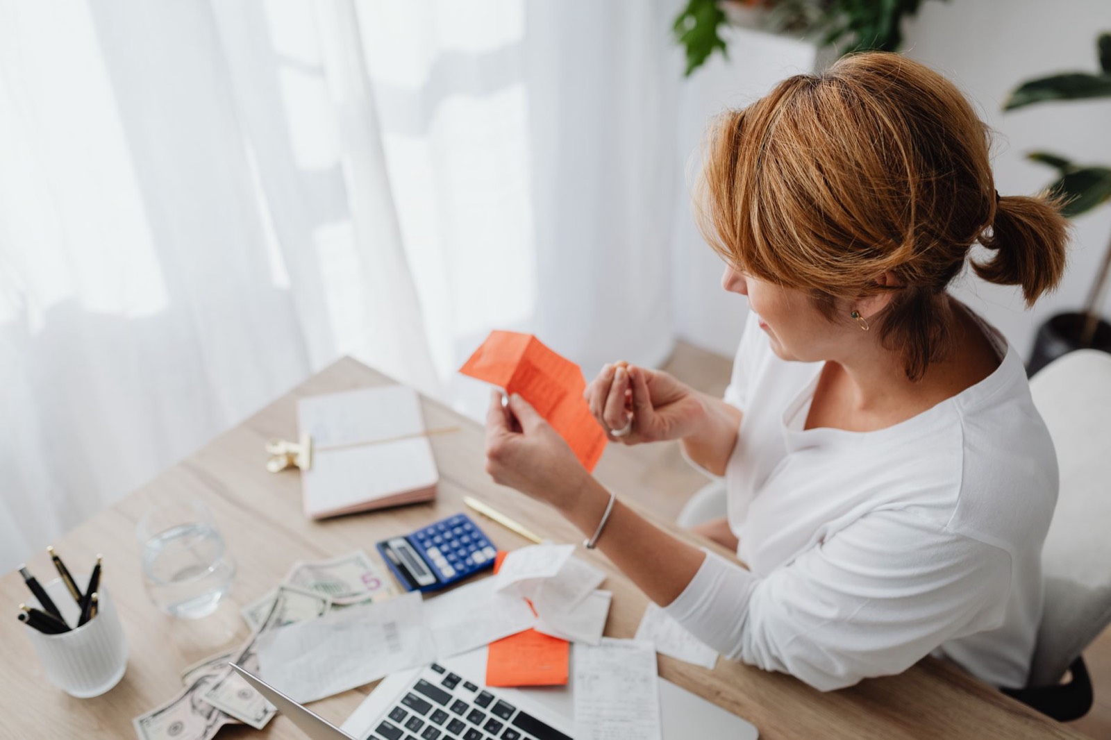 Calculatrice et tickets de caisse sur un bureau pour préparer un business plan