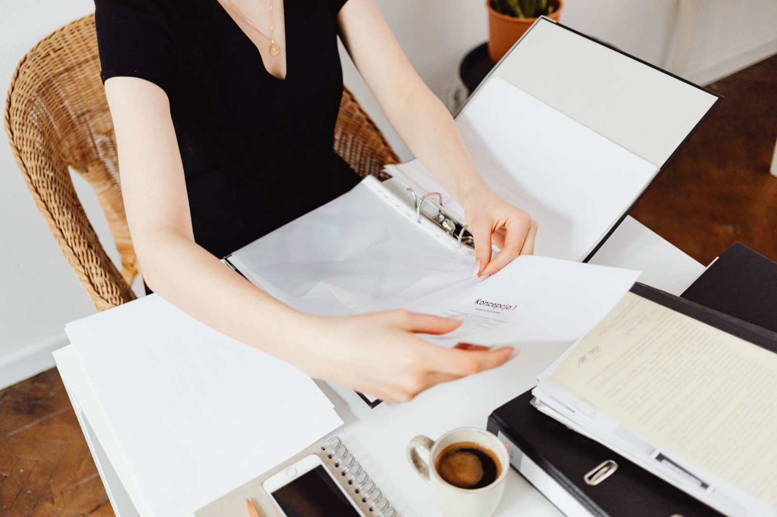 Enveloppe et chemise de documents posées sur une table, prêtes pour un envoi à la CPAM