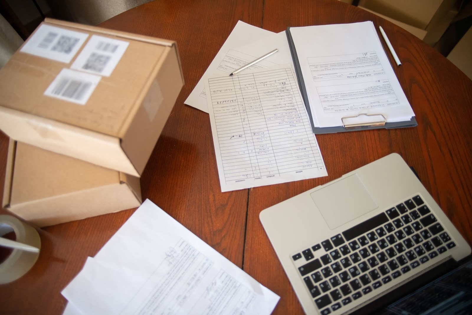 Facture commerciale et documents d'expédition posés sur un bureau avant un dédouanement entre Madagascar et la Tunisie