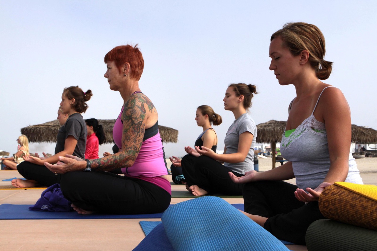Groupe de débutants en cours de yoga avec un instructeur