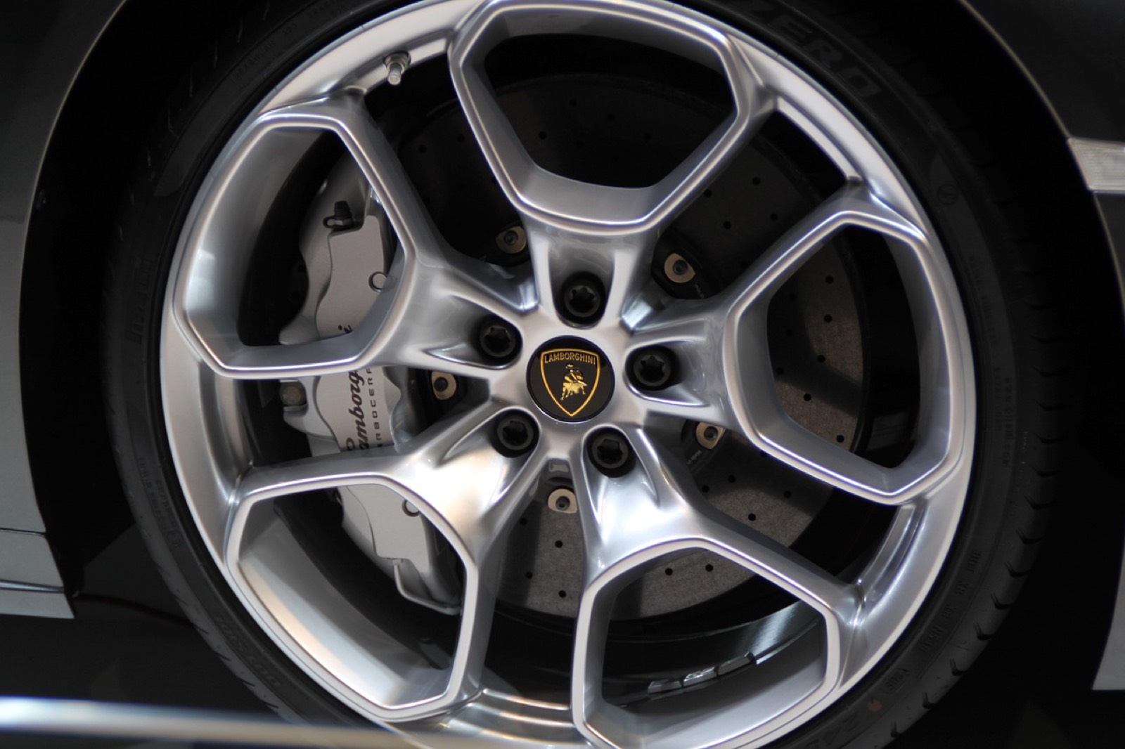 Mécanicien qui inspecte le moyeu d'une roue de voiture