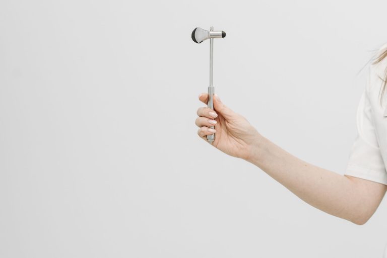 Quand consulter un neurologue : signes, âge et bons gestes
