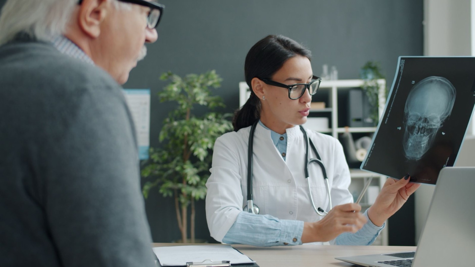 Consultation médicale avec un patient âgé, crédit photo Vitaly Gariev / Pexels