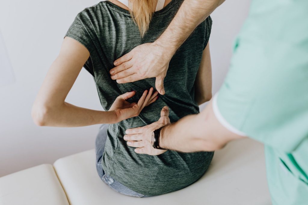 Quand consulter un ostéopathe : signes, âge et bons gestes