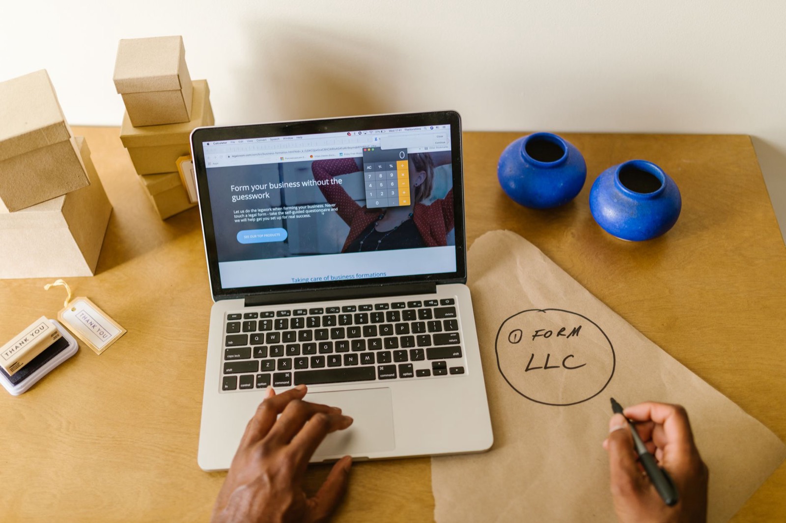 Entrepreneur préparant ses documents administratifs sur un bureau
