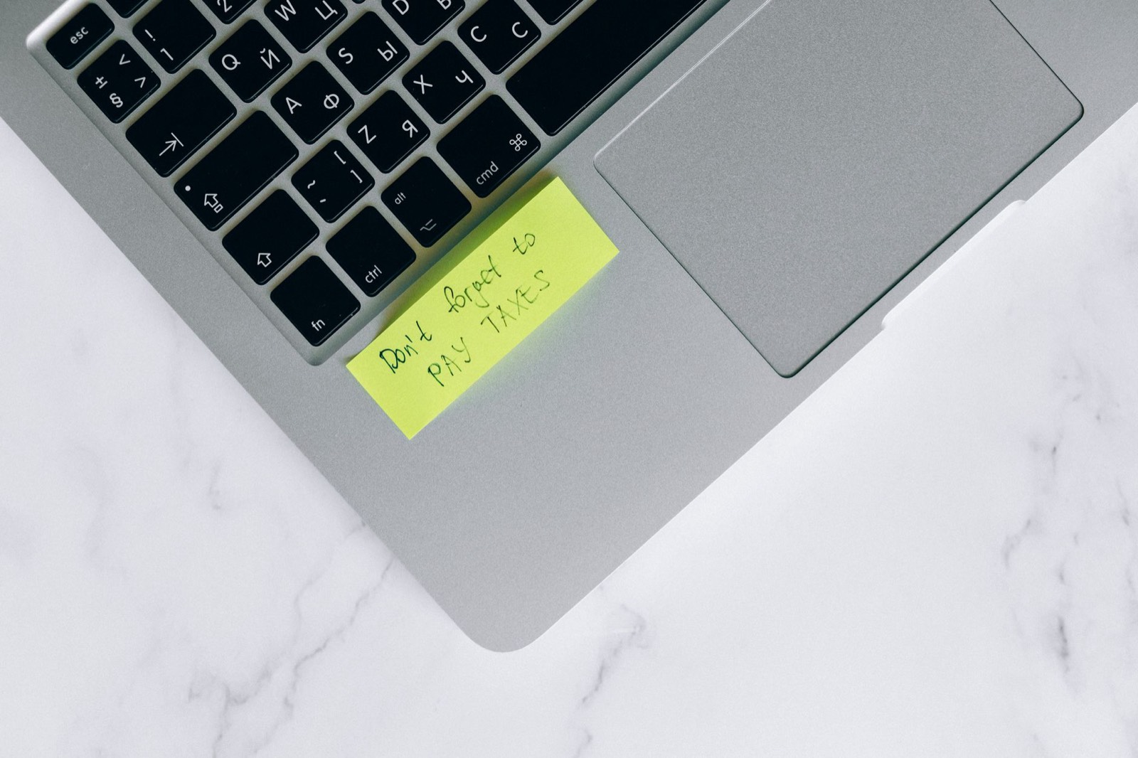 ordinateur portable affichant un email de relance de paiement