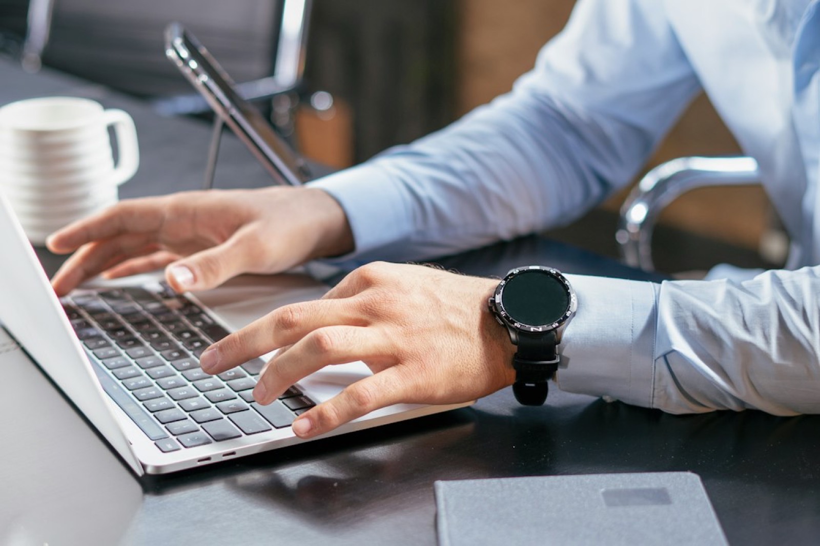 Gérant d'une petite entreprise consultant les paramètres de sa fiche sur un ordinateur portable